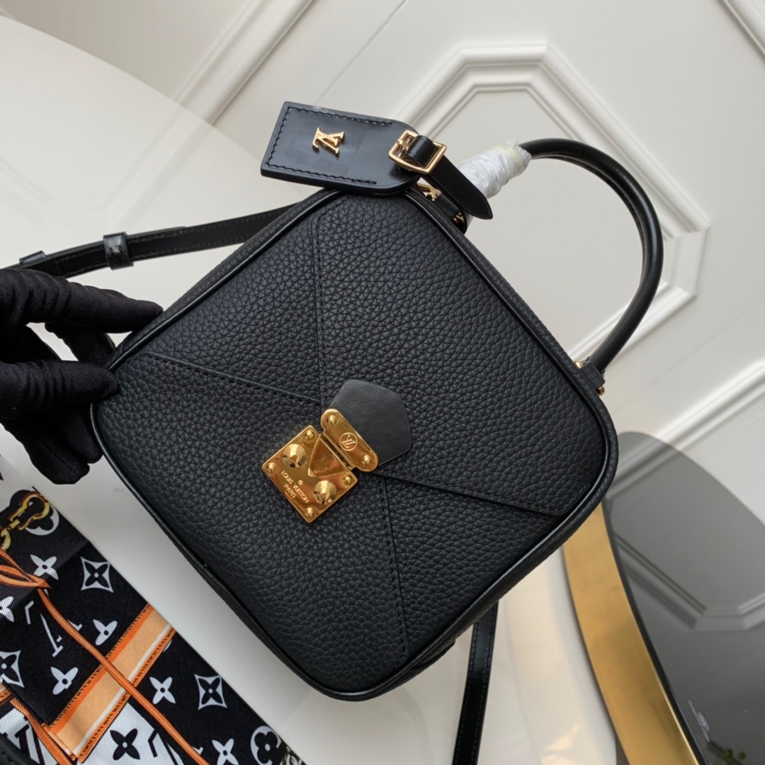 NO:395796,【Exclusive real photo M55334】G color new Néo Square handbag integrates elements such as S-lock locks into a modern cubic configuration. Adjustable leather shoulder straps and leather handles provide a variety of carrying methods. Size 18×16×15cm 2019.,LV [original leather],louis vuitton19860909【独家实拍M55334】克色 全新 Néo Square 手袋将 S-lock 锁扣等元素融入摩登立方构型.可调节皮革肩带和皮革手柄提供多种背携方式.尺寸18×16×15cm 2019.,LV【原厂皮】,louis vuitton,Bag