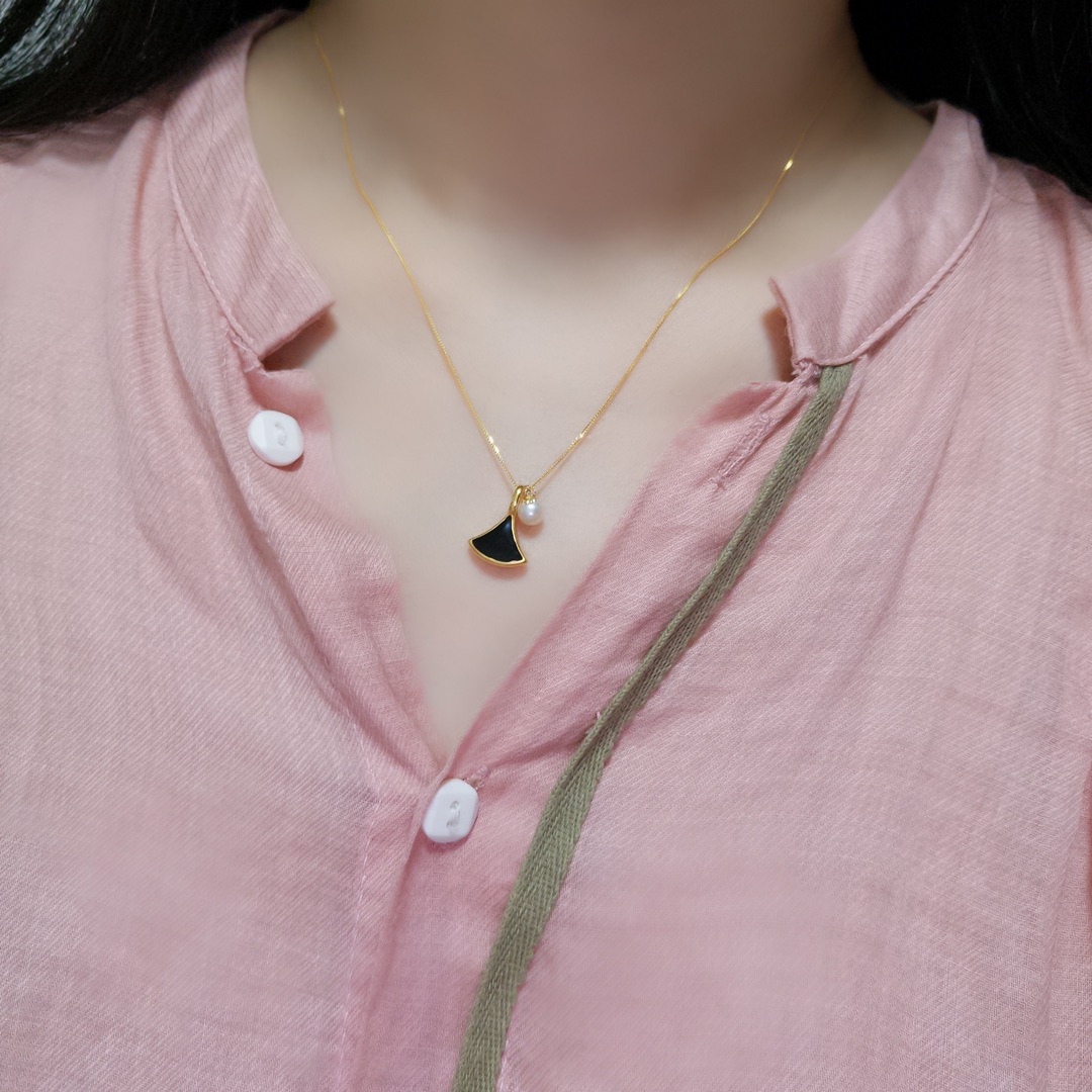 Bvlgari 会跳舞的小裙子 少女情怀总是诗 小裙子灵动性～优美 那一丝的飘逸和宝格丽diva戒指小裙子的设计相得益彰