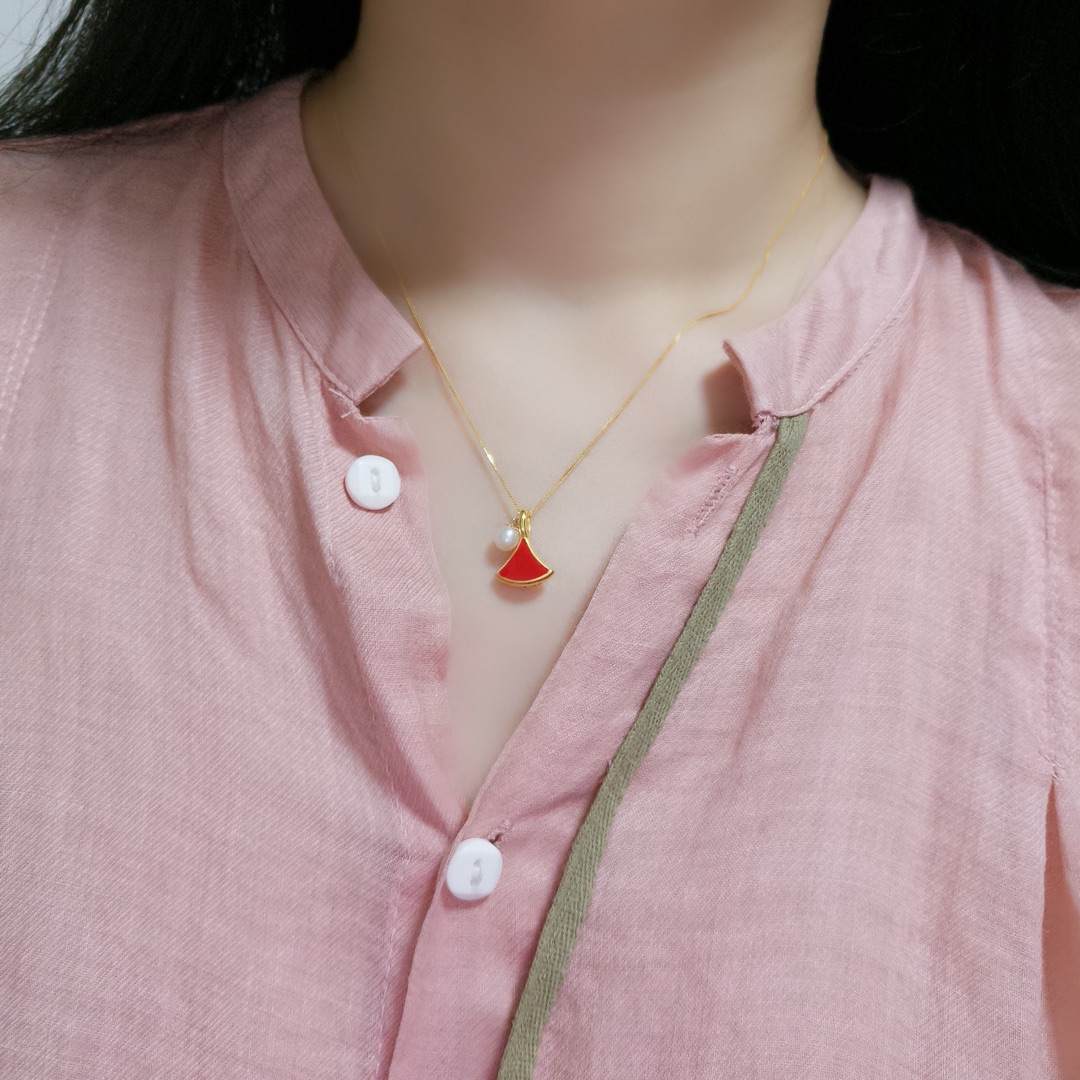 Bvlgari 会跳舞的小裙子 少女情怀总是诗 小裙子灵动性～优美 那一丝的飘逸和宝格丽diva戒指小裙子的设计相得益彰