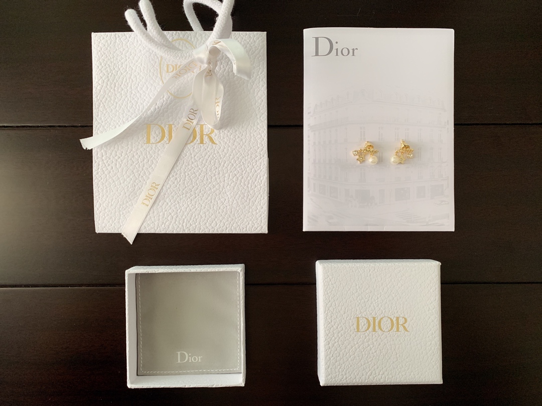  D*or 🆕   左右短流苏耳钉   专柜🆕一样黄铜材质    设计精美   经典元素点缀   最关键