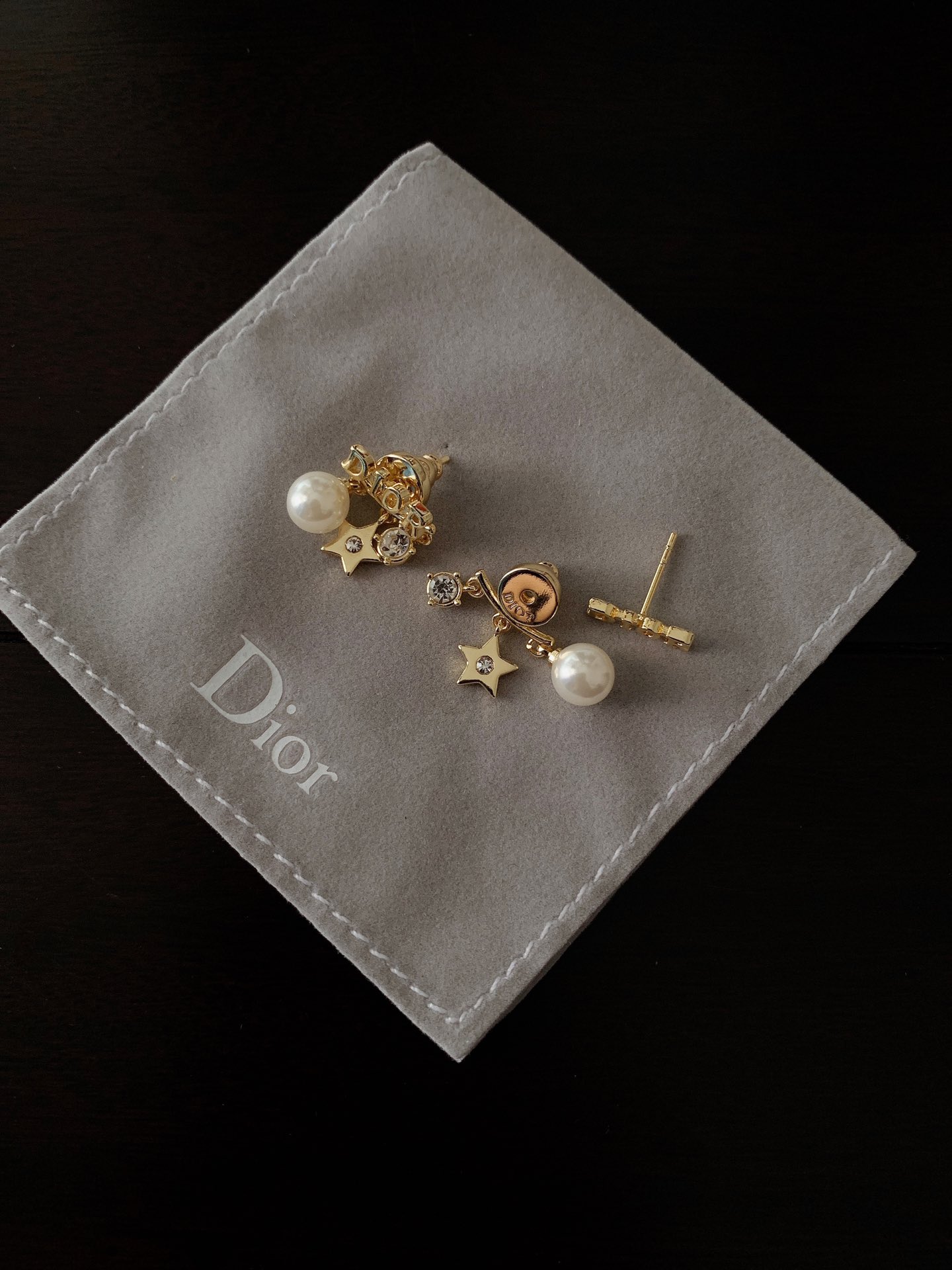  D*or 🆕   左右短流苏耳钉   专柜🆕一样黄铜材质    设计精美   经典元素点缀   最关键