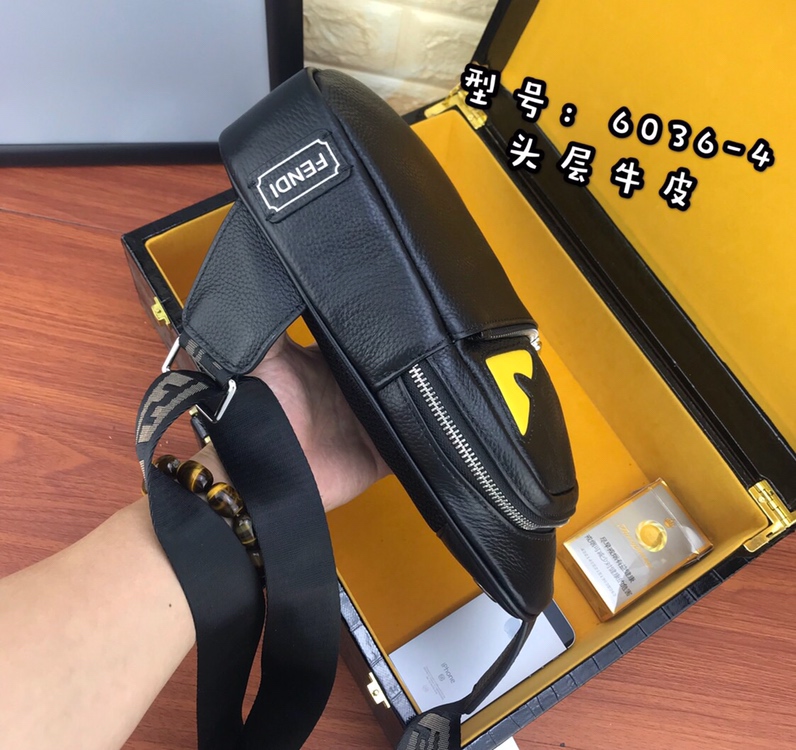 【请认准独家专柜烫金】🙇🏼独家专柜对版品质🙇🏼品牌名称：新款Fendi芬迪🕶胸包【产品规格】：W19XH26XD6.5c