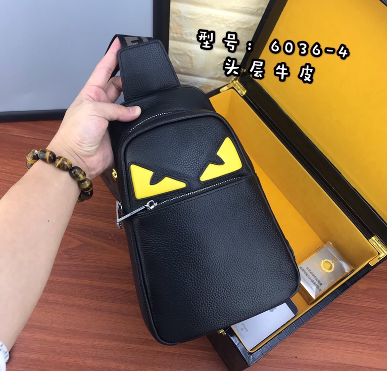 【请认准独家专柜烫金】🙇🏼独家专柜对版品质🙇🏼品牌名称：新款Fendi芬迪🕶胸包【产品规格】：W19XH26XD6.5c