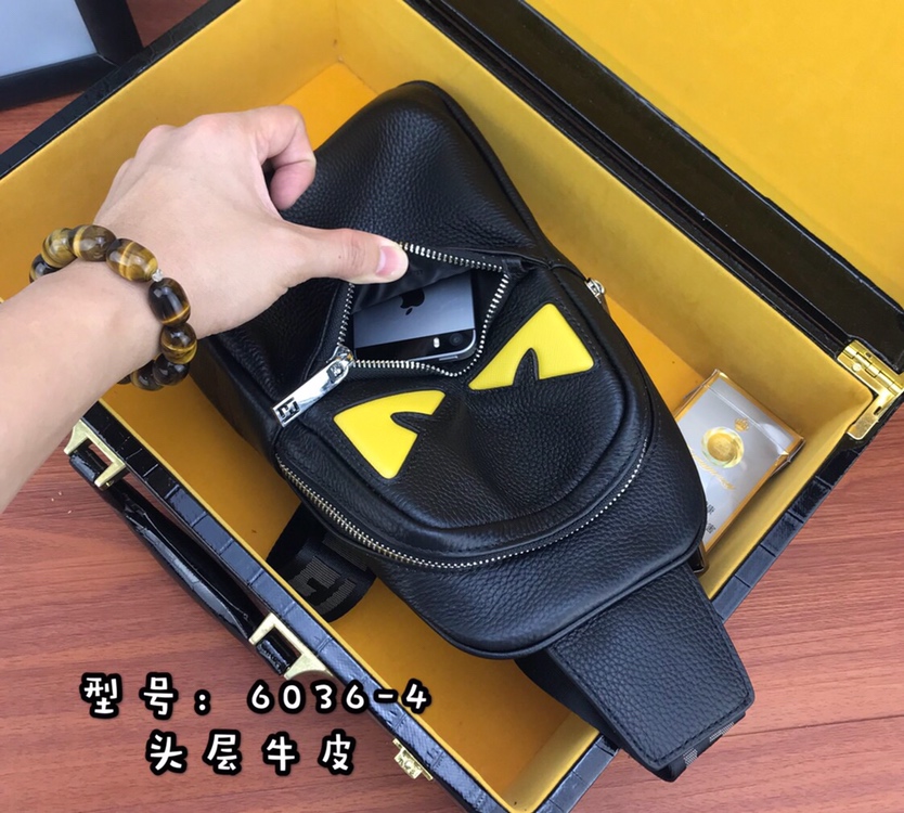 【请认准独家专柜烫金】🙇🏼独家专柜对版品质🙇🏼品牌名称：新款Fendi芬迪🕶胸包【产品规格】：W19XH26XD6.5c