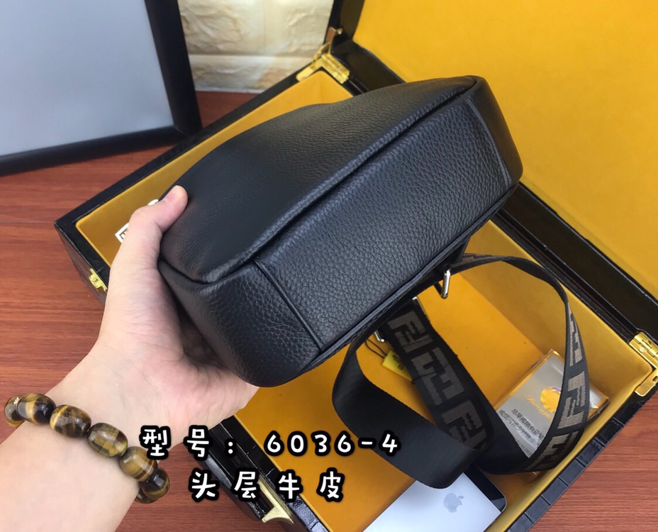 【请认准独家专柜烫金】🙇🏼独家专柜对版品质🙇🏼品牌名称：新款Fendi芬迪🕶胸包【产品规格】：W19XH26XD6.5c