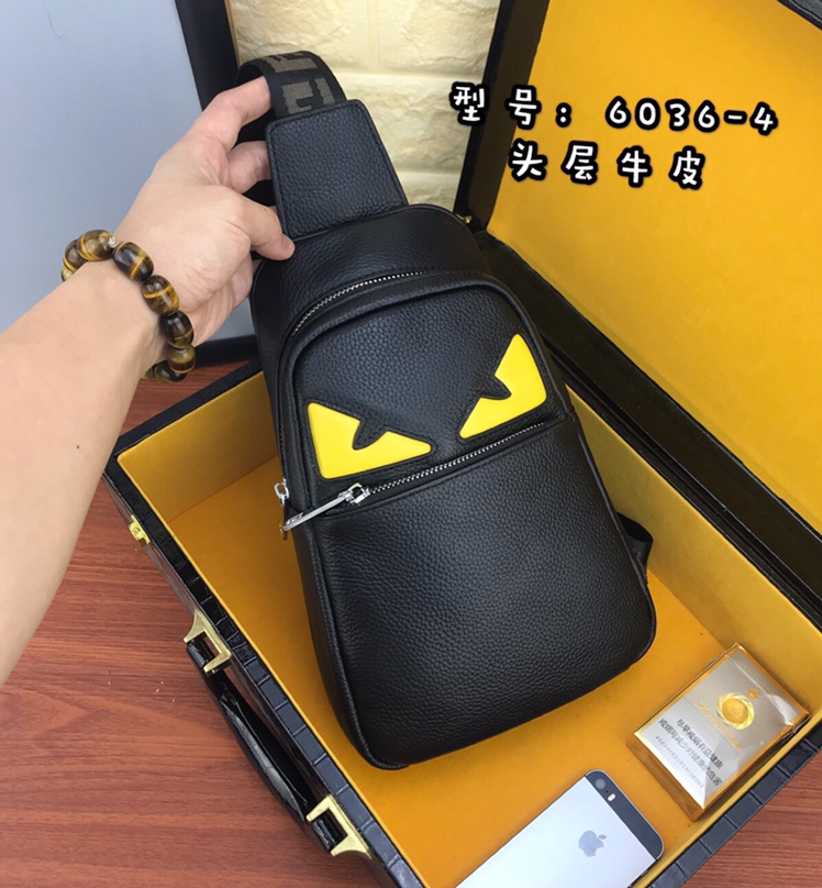 【请认准独家专柜烫金】🙇🏼独家专柜对版品质🙇🏼品牌名称：新款Fendi芬迪🕶胸包【产品规格】：W19XH26XD6.5c