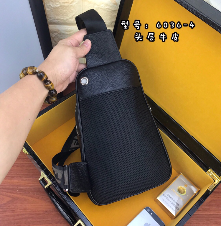 【请认准独家专柜烫金】🙇🏼独家专柜对版品质🙇🏼品牌名称：新款Fendi芬迪🕶胸包【产品规格】：W19XH26XD6.5c