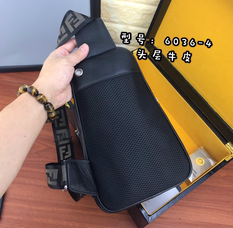 【请认准独家专柜烫金】🙇🏼独家专柜对版品质🙇🏼品牌名称：新款Fendi芬迪🕶胸包【产品规格】：W19XH26XD6.5c