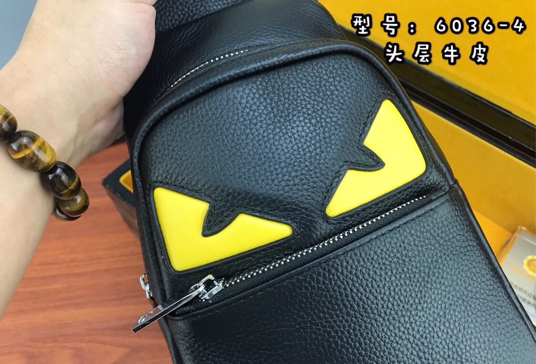 【请认准独家专柜烫金】🙇🏼独家专柜对版品质🙇🏼品牌名称：新款Fendi芬迪🕶胸包【产品规格】：W19XH26XD6.5c