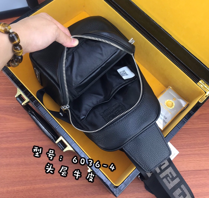【请认准独家专柜烫金】🙇🏼独家专柜对版品质🙇🏼品牌名称：新款Fendi芬迪🕶胸包【产品规格】：W19XH26XD6.5c