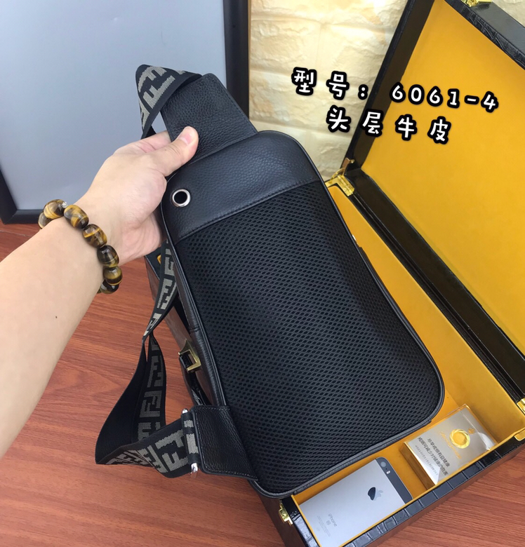 【请认准独家专柜烫金】🙇🏼独家专柜对版品质🙇🏼品牌名称：新款Fendi芬迪🕶胸包【产品规格】：W19XH