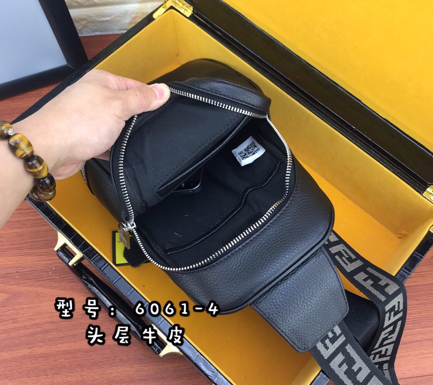 【请认准独家专柜烫金】🙇🏼独家专柜对版品质🙇🏼品牌名称：新款Fendi芬迪🕶胸包【产品规格】：W19XH