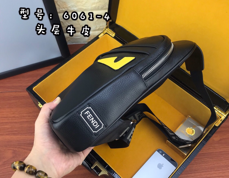 【请认准独家专柜烫金】🙇🏼独家专柜对版品质🙇🏼品牌名称：新款Fendi芬迪🕶胸包【产品规格】：W19XH