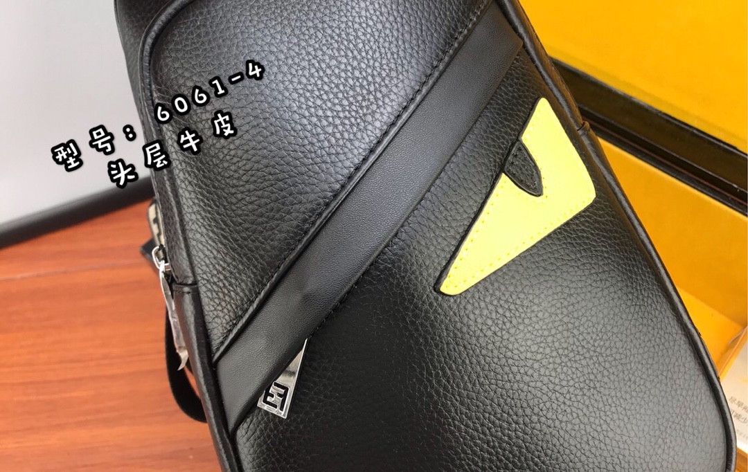 【请认准独家专柜烫金】🙇🏼独家专柜对版品质🙇🏼品牌名称：新款Fendi芬迪🕶胸包【产品规格】：W19XH