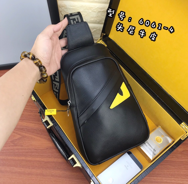 【请认准独家专柜烫金】🙇🏼独家专柜对版品质🙇🏼品牌名称：新款Fendi芬迪🕶胸包【产品规格】：W19XH