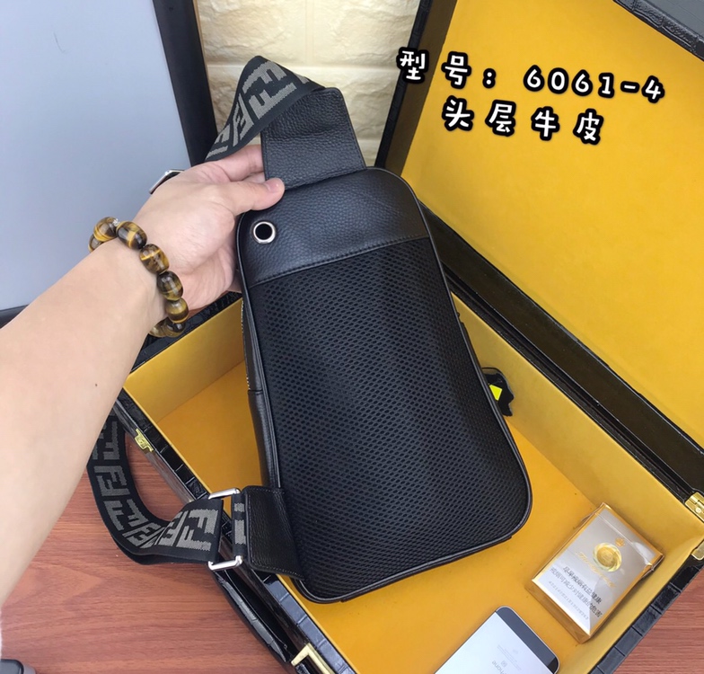【请认准独家专柜烫金】🙇🏼独家专柜对版品质🙇🏼品牌名称：新款Fendi芬迪🕶胸包【产品规格】：W19XH