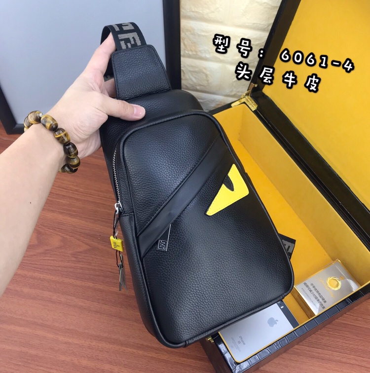 【请认准独家专柜烫金】🙇🏼独家专柜对版品质🙇🏼品牌名称：新款Fendi芬迪🕶胸包【产品规格】：W19XH