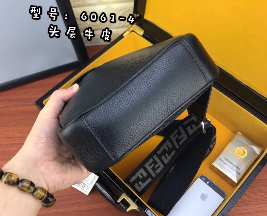 【请认准独家专柜烫金】🙇🏼独家专柜对版品质🙇🏼品牌名称：新款Fendi芬迪🕶胸包【产品规格】：W19XH