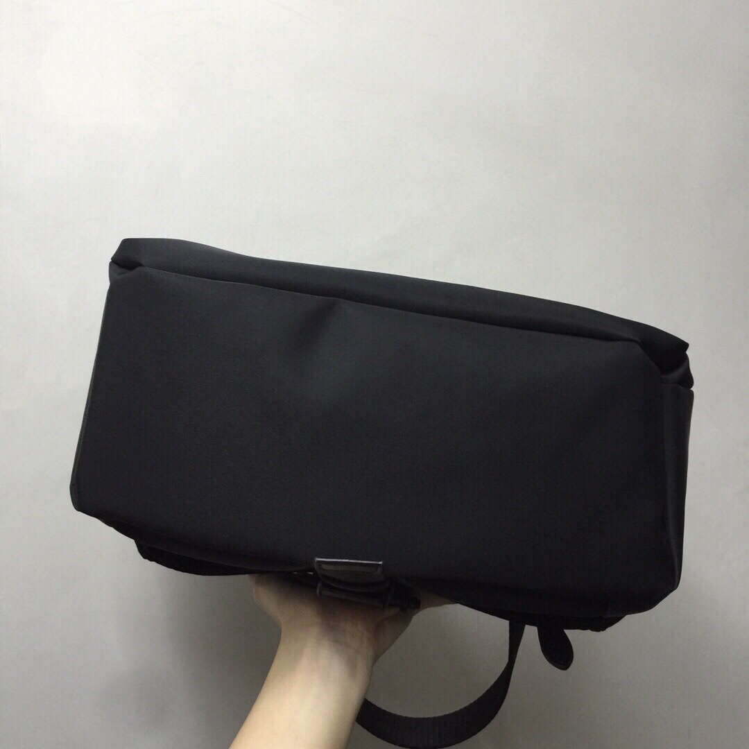 GIVENCHY纪梵希男款斜挎胸包/单肩包size:30x15x15cm背腻了双肩包那就试试它吧小巧轻便