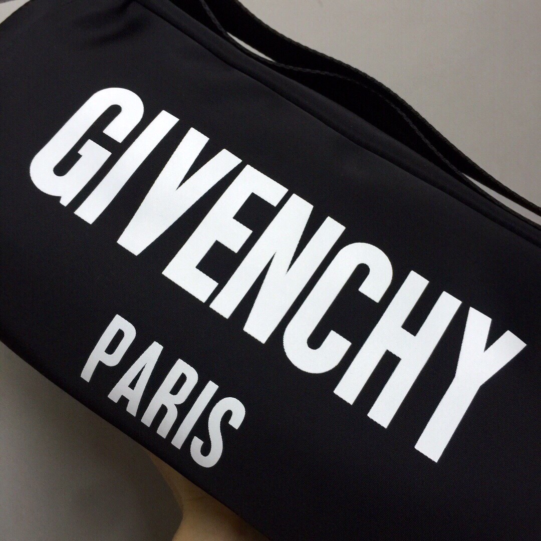 GIVENCHY纪梵希男款斜挎胸包/单肩包size:30x15x15cm背腻了双肩包那就试试它吧小巧轻便