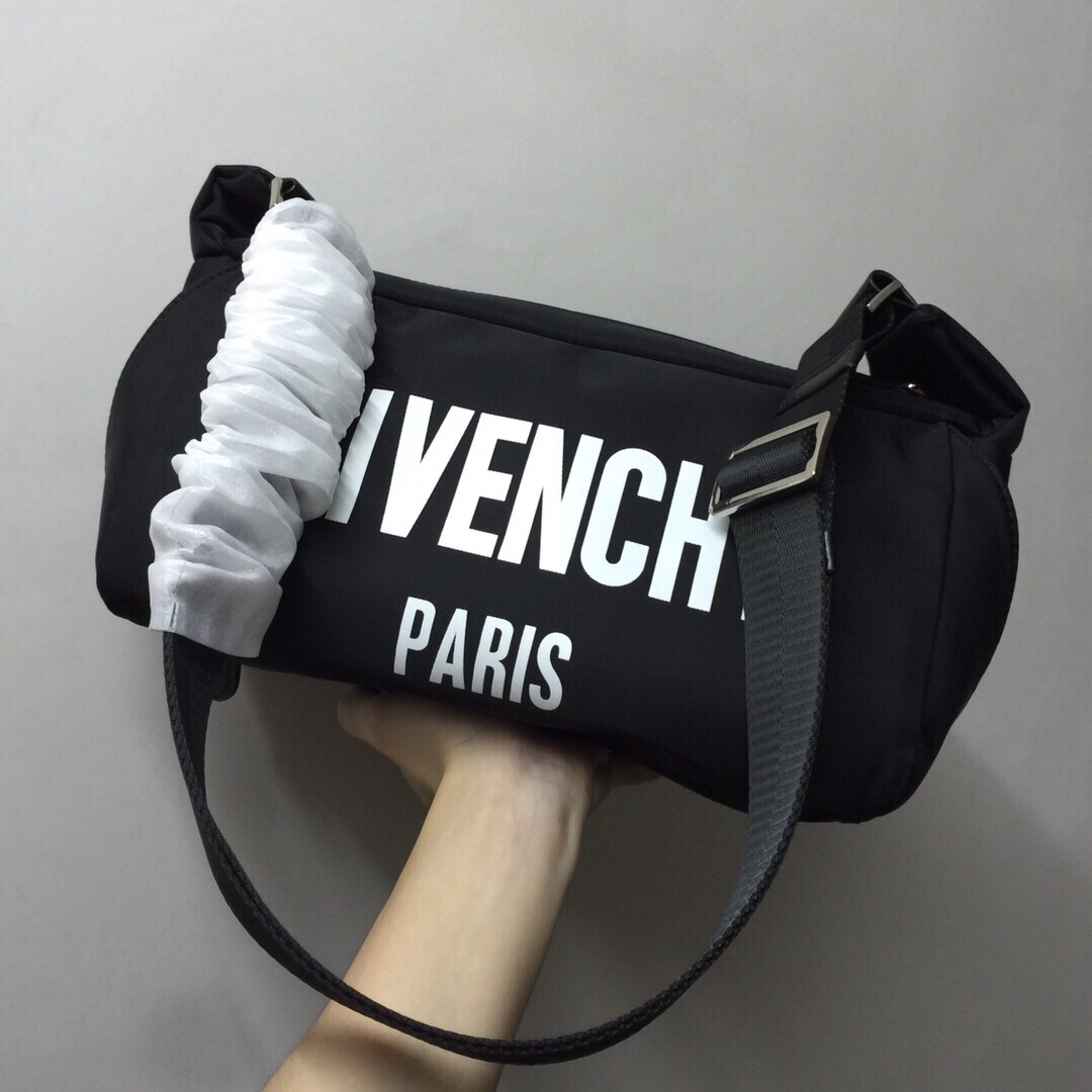 GIVENCHY纪梵希男款斜挎胸包/单肩包size:30x15x15cm背腻了双肩包那就试试它吧小巧轻便