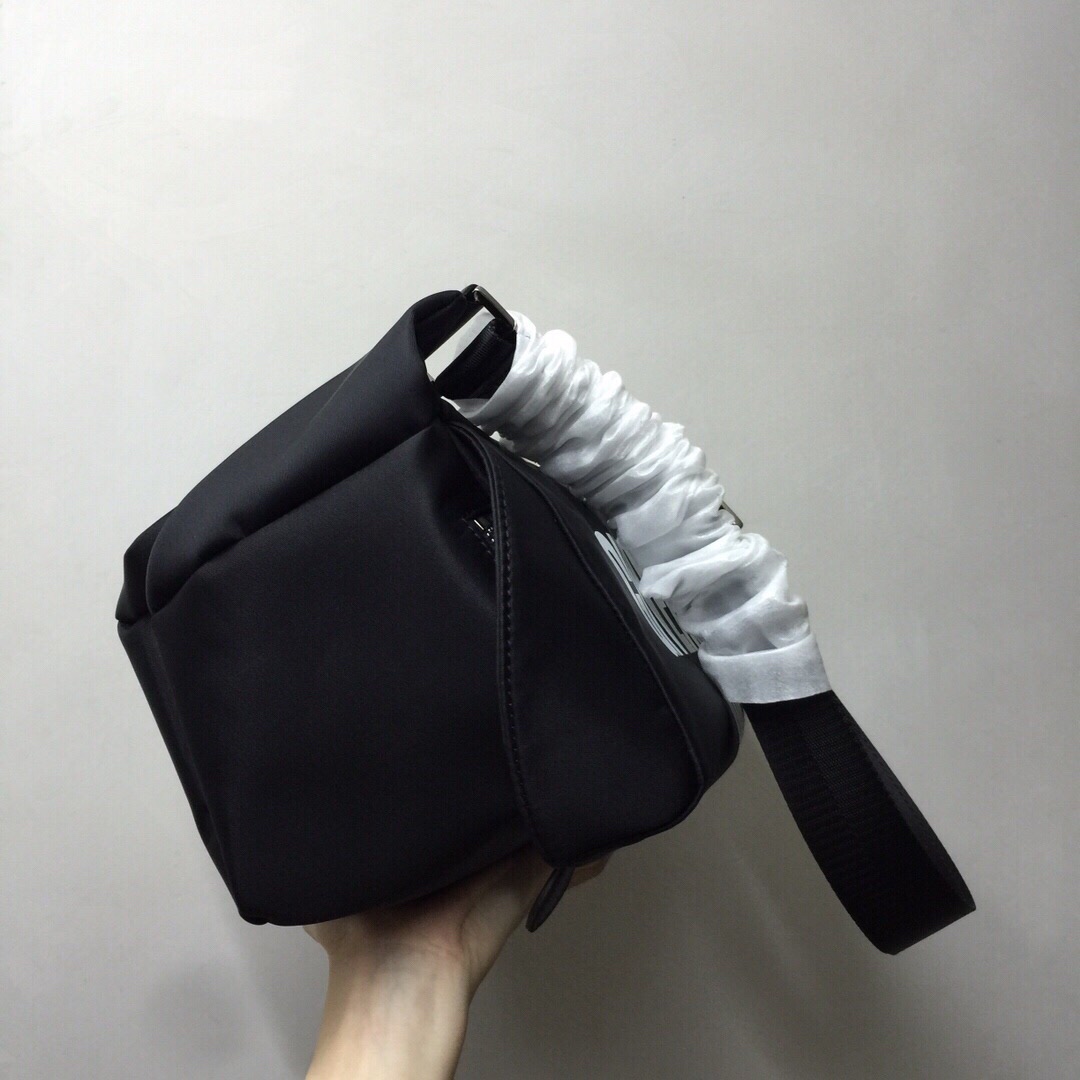 GIVENCHY纪梵希男款斜挎胸包/单肩包size:30x15x15cm背腻了双肩包那就试试它吧小巧轻便