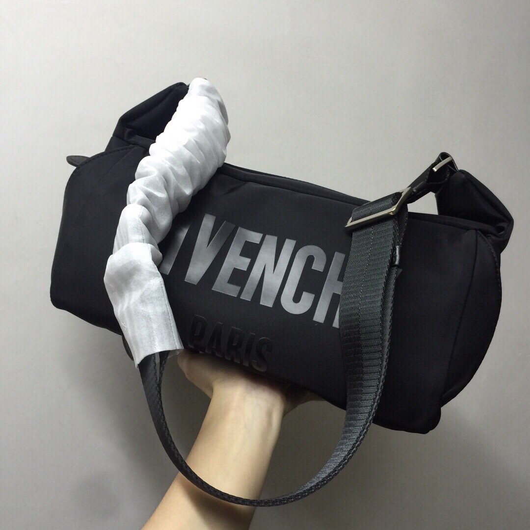 GIVENCHY纪梵希男款斜挎胸包/单肩包size:30x15x15cm背腻了双肩包那就试试它吧小巧轻便