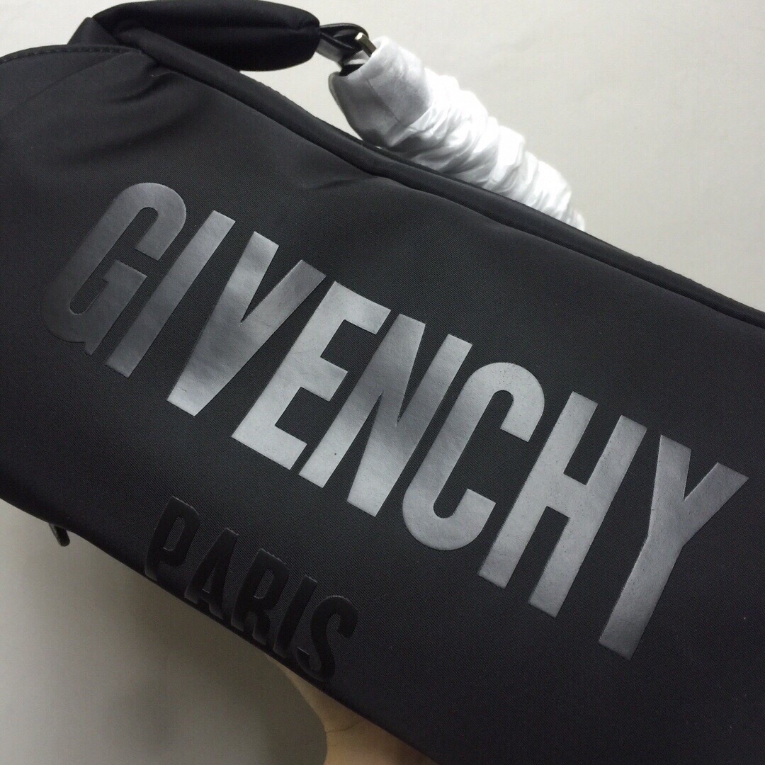 GIVENCHY纪梵希男款斜挎胸包/单肩包size:30x15x15cm背腻了双肩包那就试试它吧小巧轻便