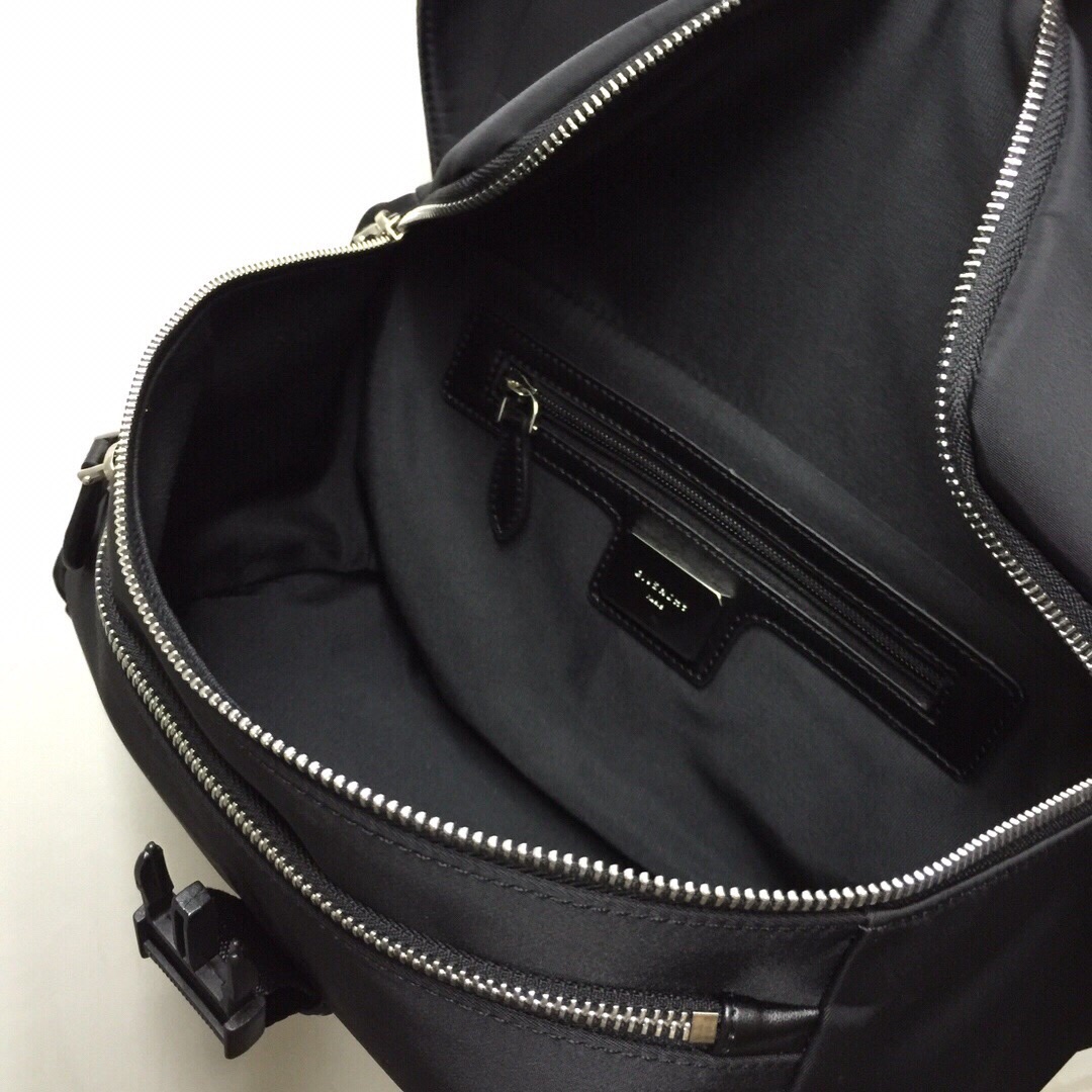 GIVENCHY纪梵希男款斜挎胸包/单肩包size:30x15x15cm背腻了双肩包那就试试它吧小巧轻便