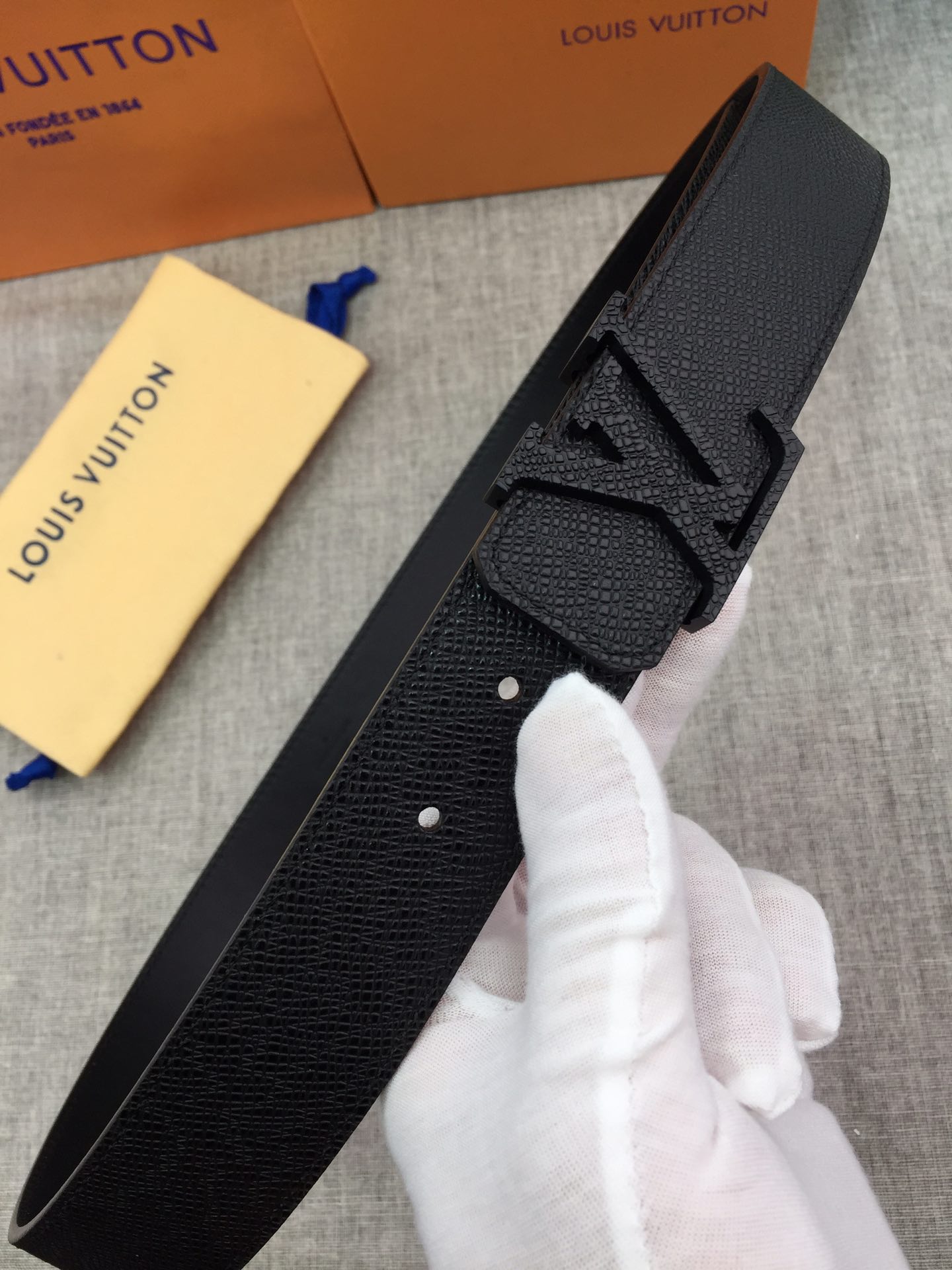 以品牌经典Taiga皮革打造，这款休闲、易搭配的皮带缀以对比色革边染色，跟我们最新皮具设计搭配，既前卫，