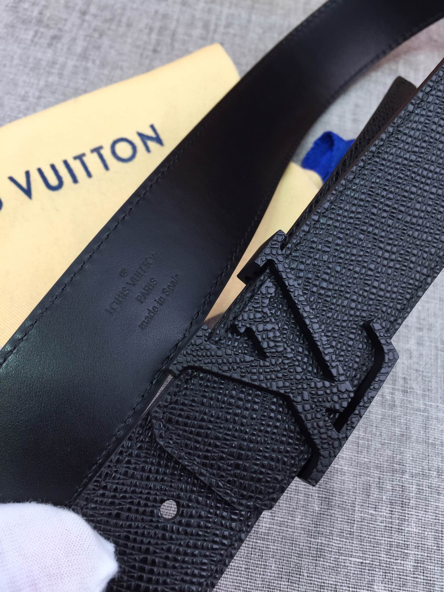 以品牌经典Taiga皮革打造，这款休闲、易搭配的皮带缀以对比色革边染色，跟我们最新皮具设计搭配，既前卫，