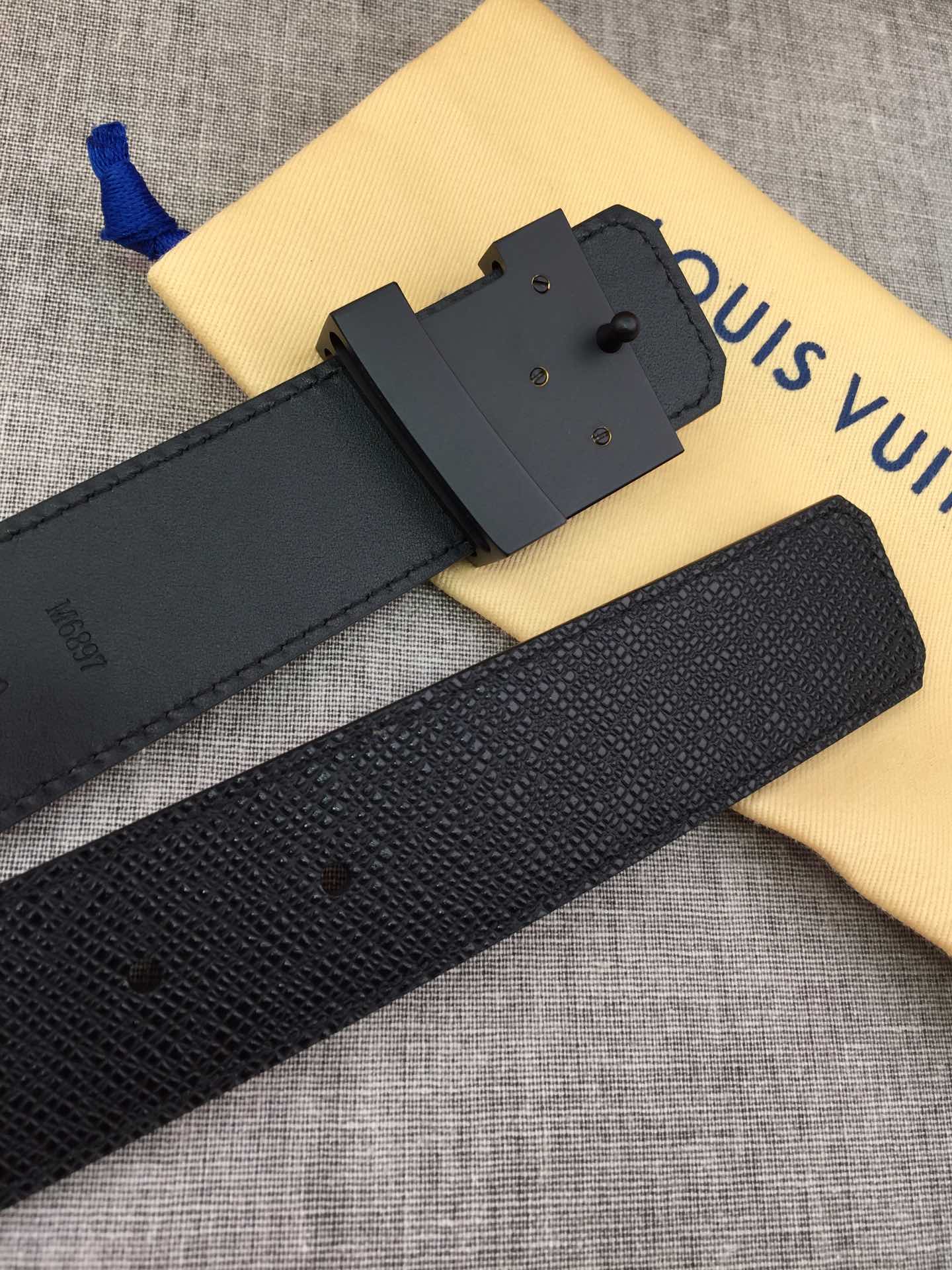 以品牌经典Taiga皮革打造，这款休闲、易搭配的皮带缀以对比色革边染色，跟我们最新皮具设计搭配，既前卫，