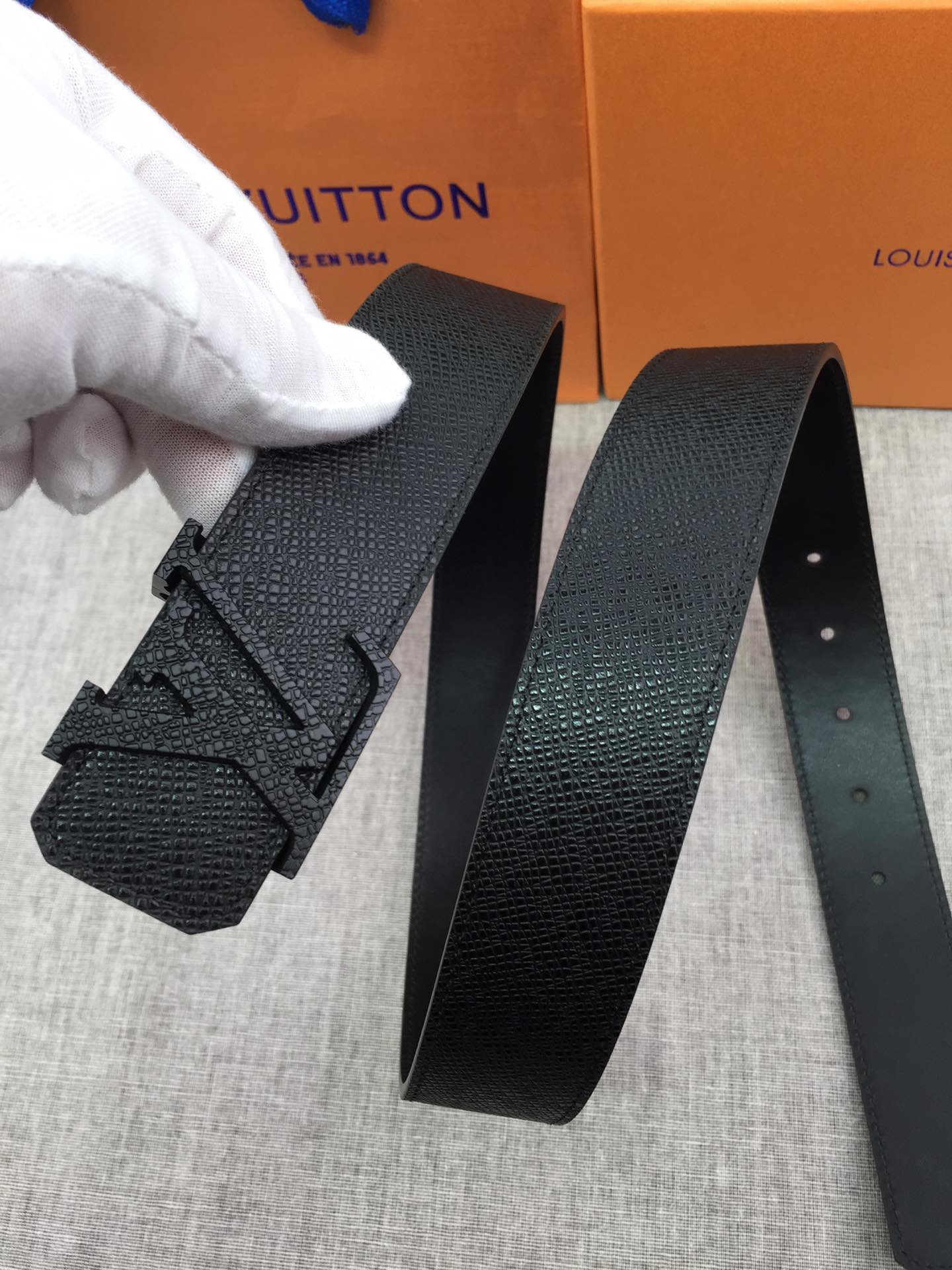 以品牌经典Taiga皮革打造，这款休闲、易搭配的皮带缀以对比色革边染色，跟我们最新皮具设计搭配，既前卫，