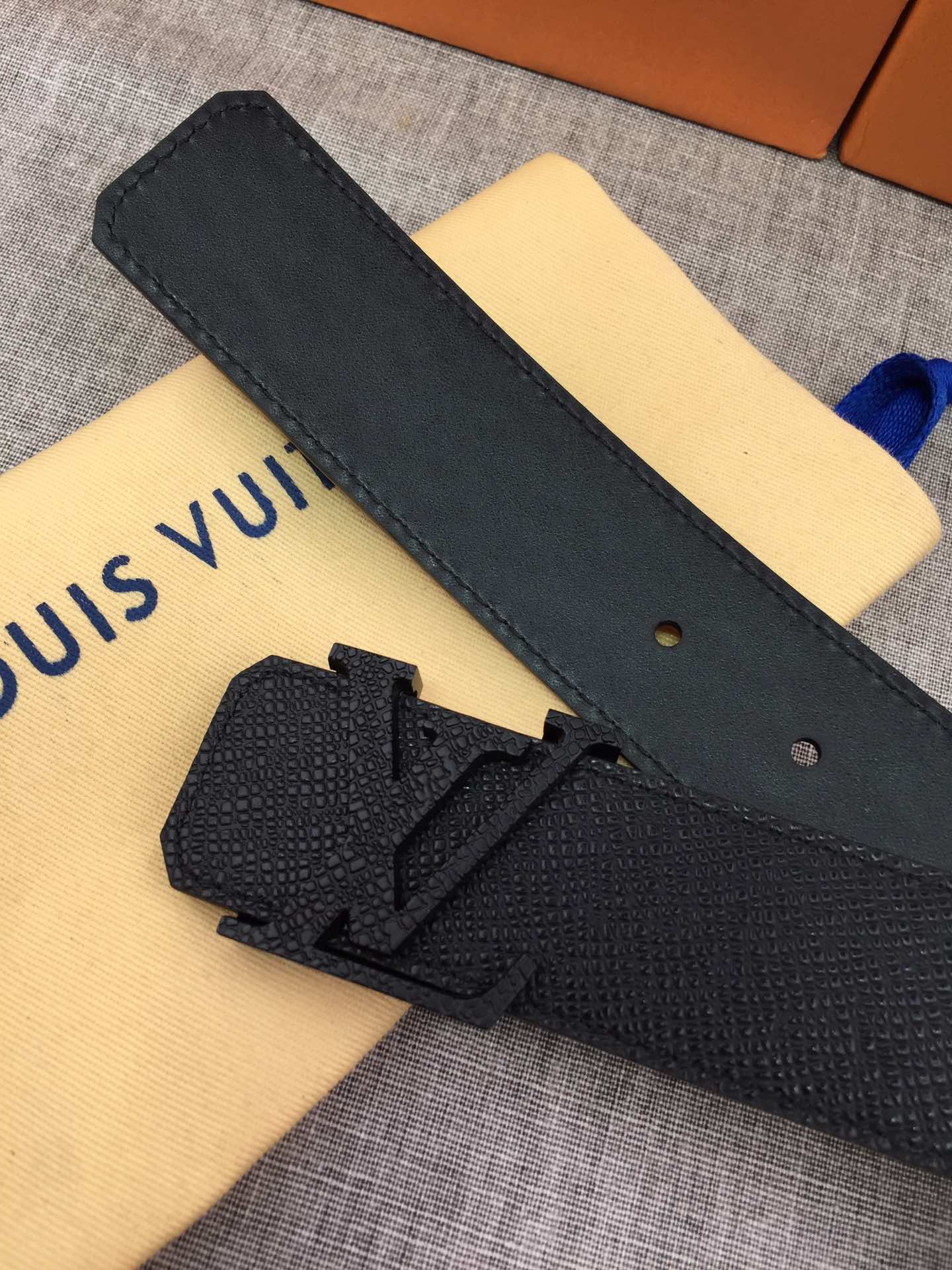 以品牌经典Taiga皮革打造，这款休闲、易搭配的皮带缀以对比色革边染色，跟我们最新皮具设计搭配，既前卫，