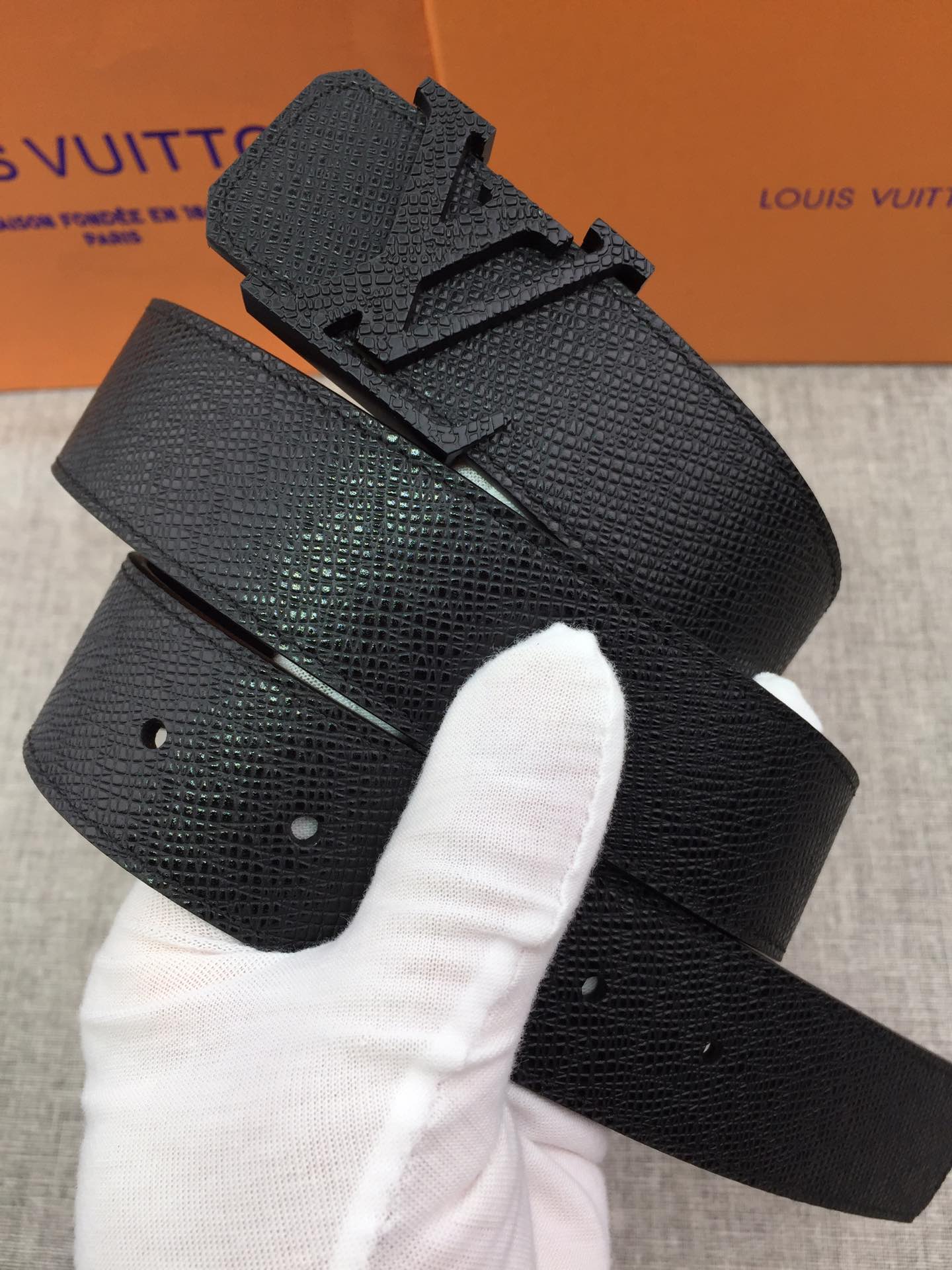 以品牌经典Taiga皮革打造，这款休闲、易搭配的皮带缀以对比色革边染色，跟我们最新皮具设计搭配，既前卫，