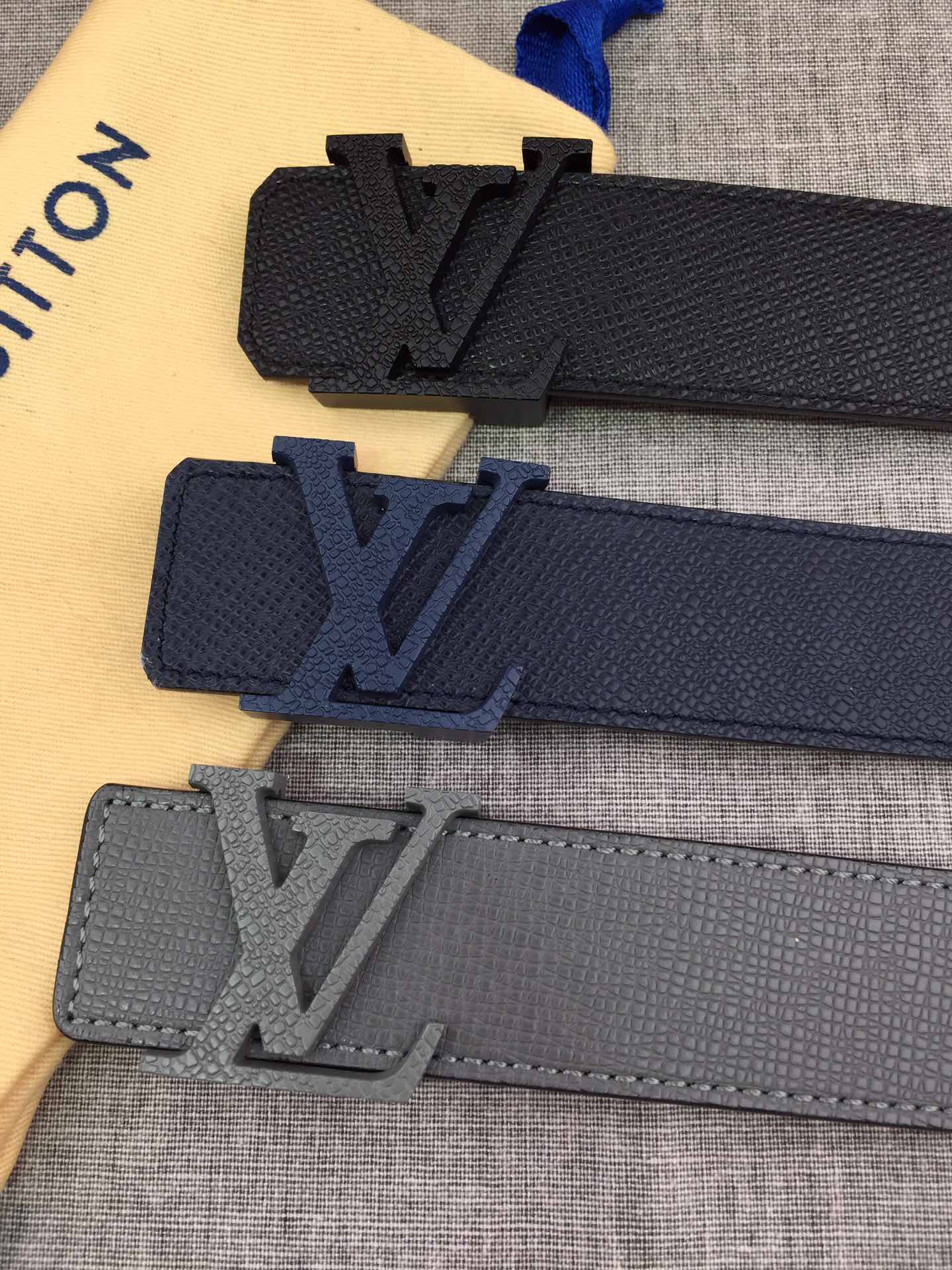 以品牌经典Taiga皮革打造，这款休闲、易搭配的皮带缀以对比色革边染色，跟我们最新皮具设计搭配，既前卫，