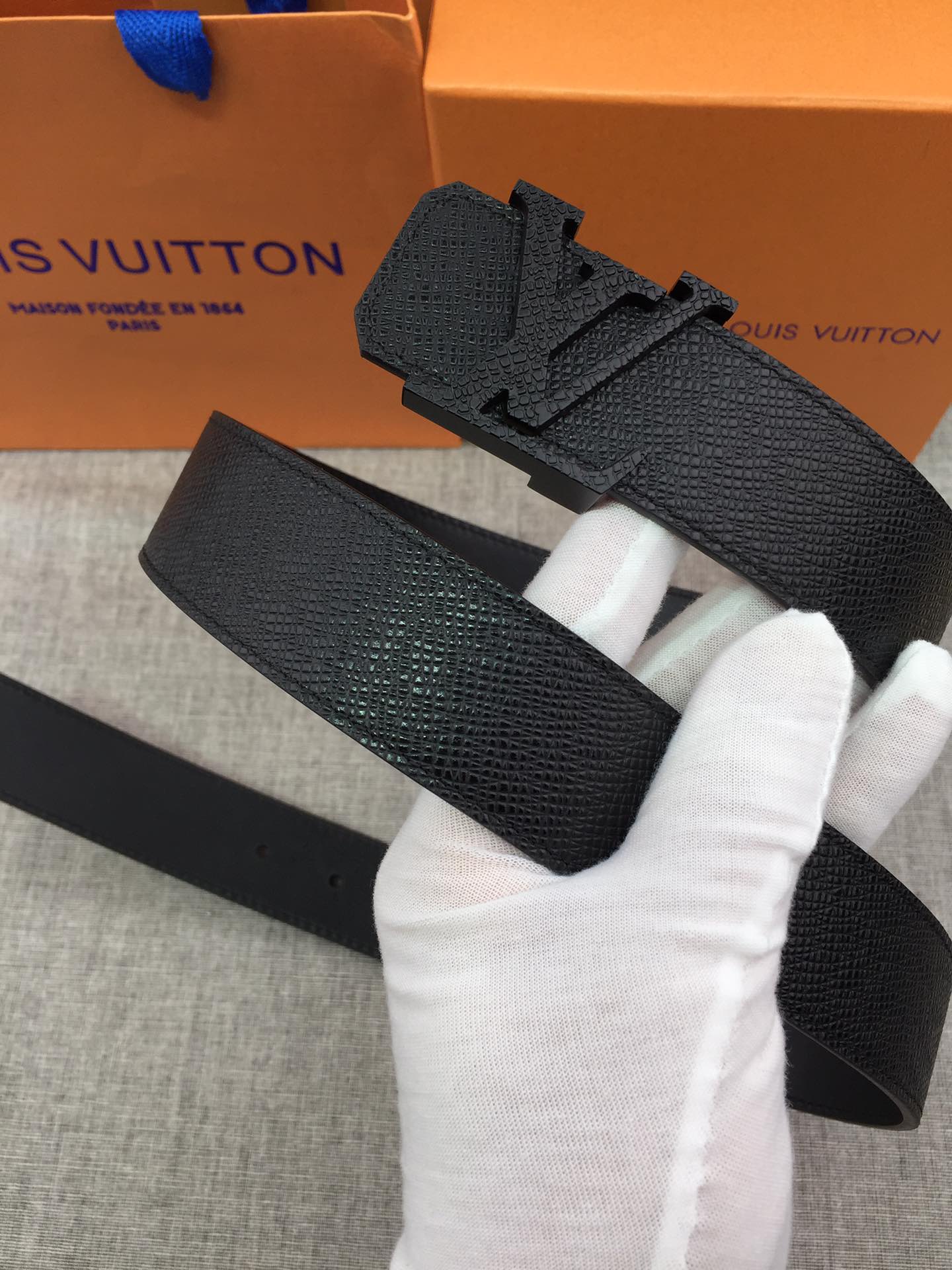 以品牌经典Taiga皮革打造，这款休闲、易搭配的皮带缀以对比色革边染色，跟我们最新皮具设计搭配，既前卫，