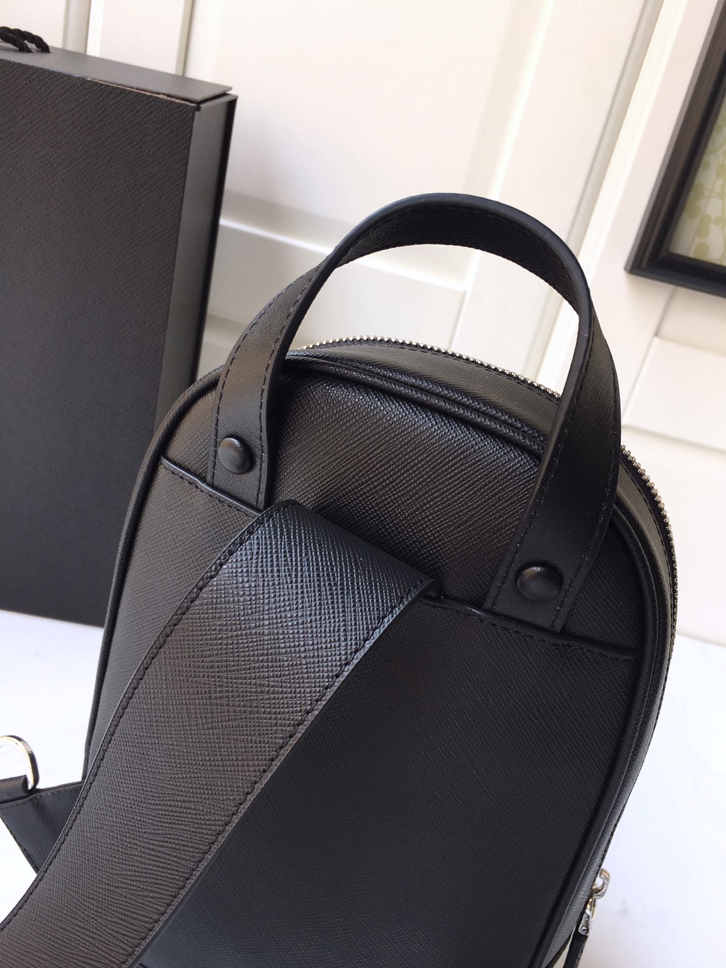 PRADA普拉达进口Saffiano皮革材质男士胸包2VZ031