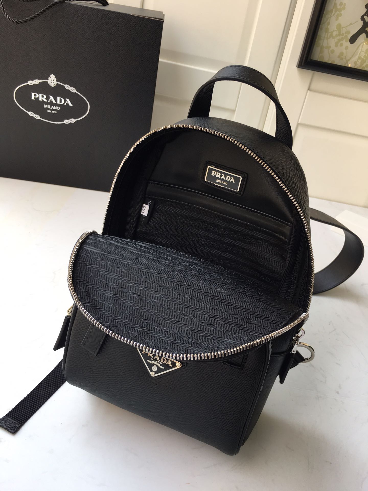 PRADA普拉达进口Saffiano皮革材质男士胸包2VZ031