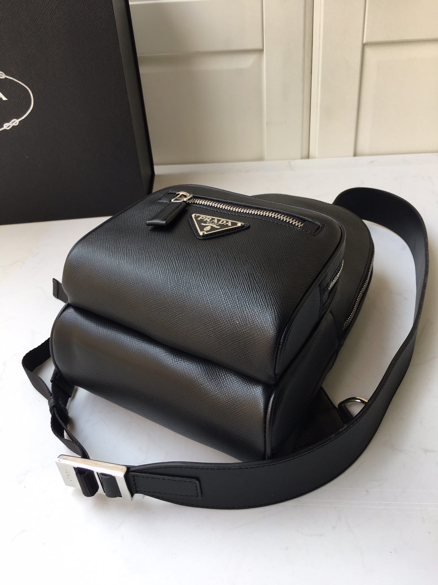 PRADA普拉达进口Saffiano皮革材质男士胸包2VZ031