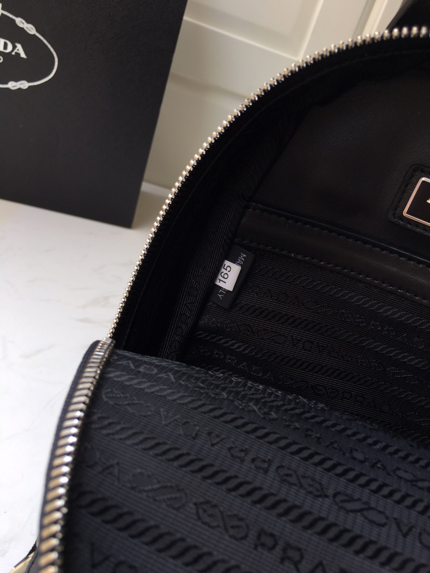 PRADA普拉达进口Saffiano皮革材质男士胸包2VZ031