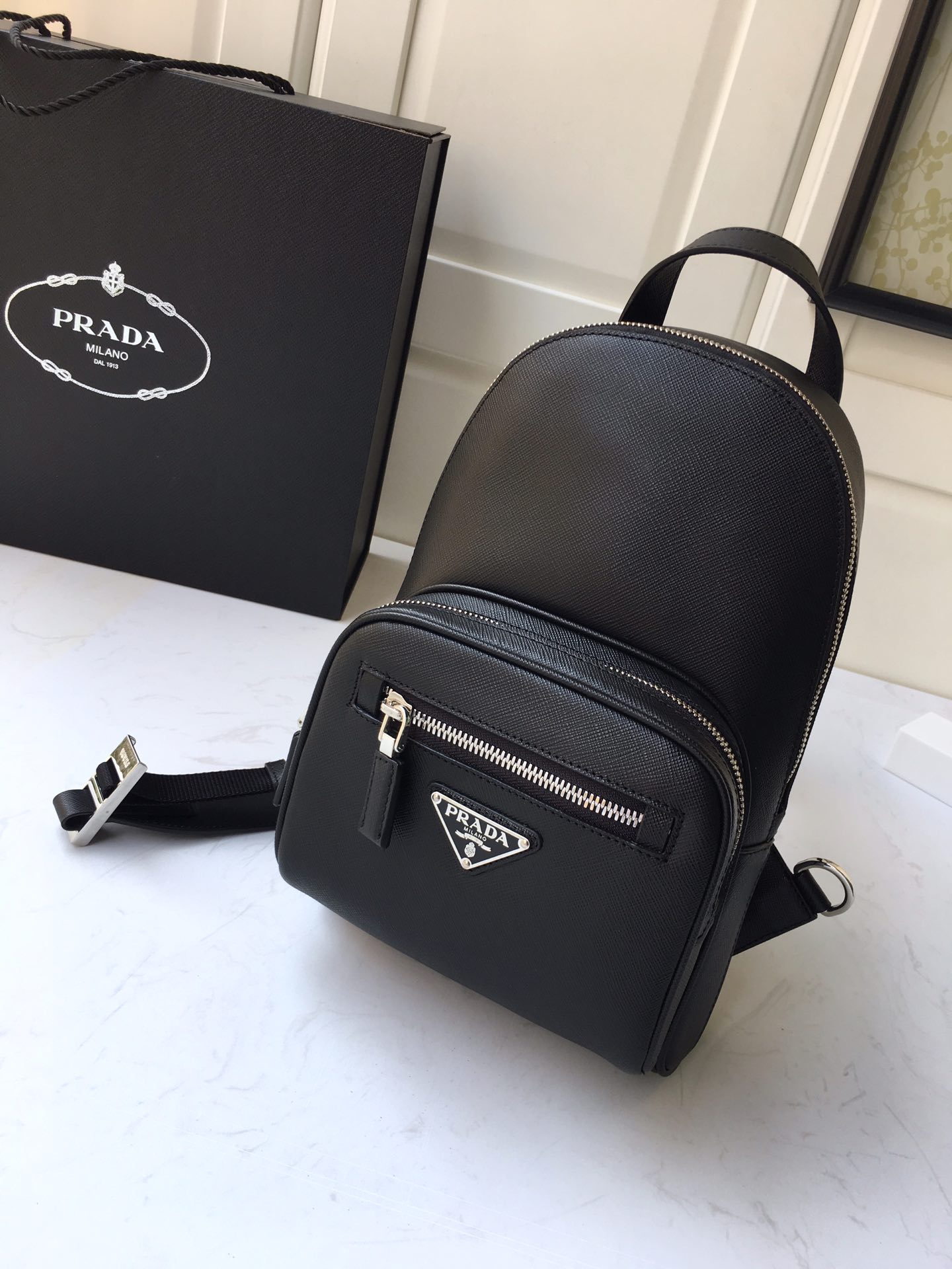 PRADA普拉达进口Saffiano皮革材质男士胸包2VZ031