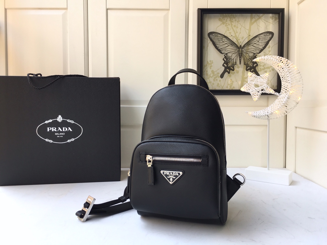 PRADA普拉达进口Saffiano皮革材质男士胸包2VZ031