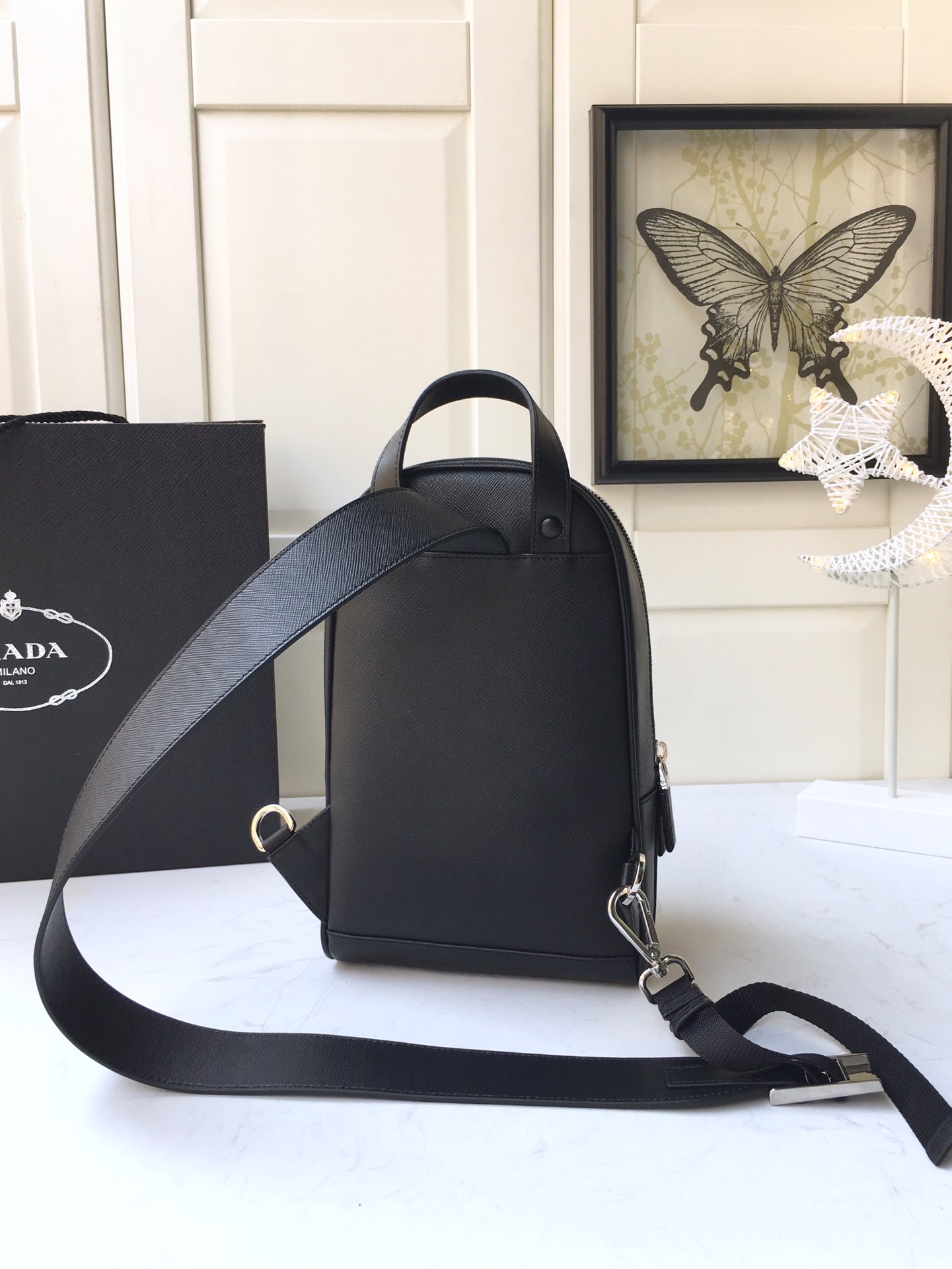 PRADA普拉达进口Saffiano皮革材质男士胸包2VZ031