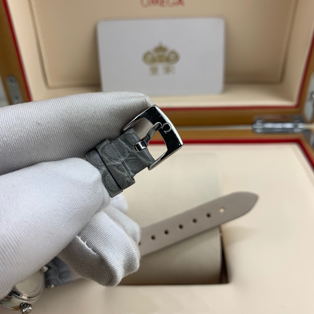 Omega 皇家 欧米茄蝶飞系列奶奶灰表带女款腕表
