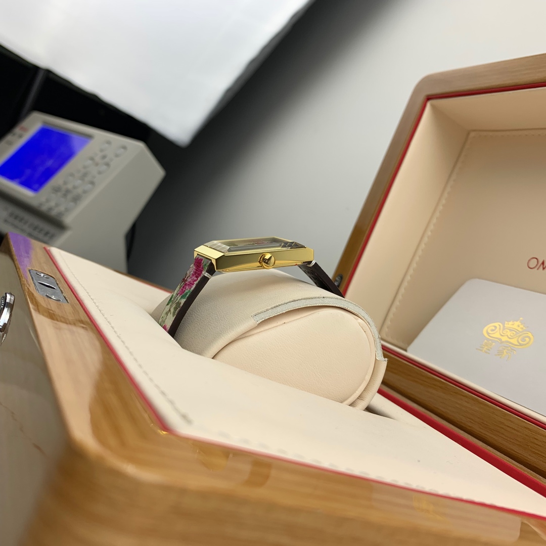 Gucci 皇家 古驰方型小花女款腕表