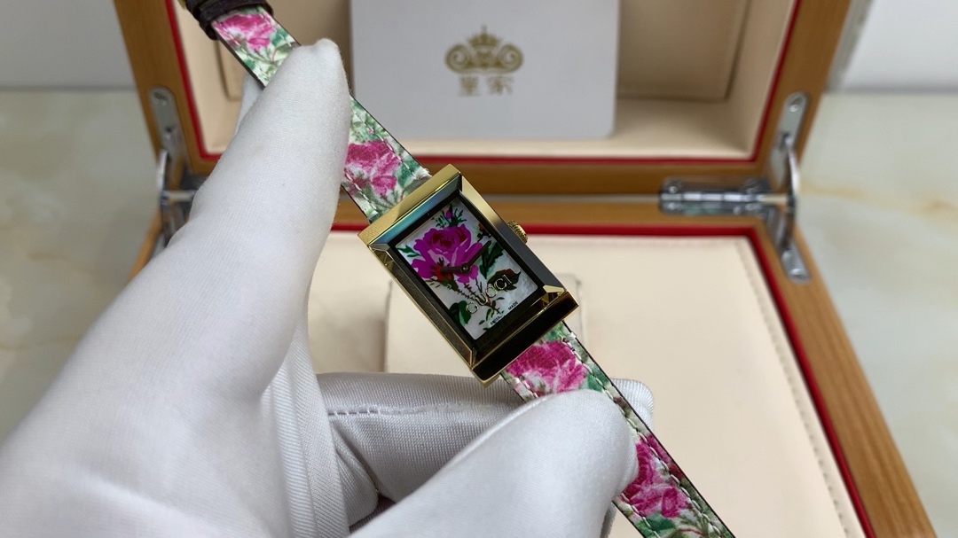 Gucci 皇家 古驰方型小花女款腕表视频欣赏