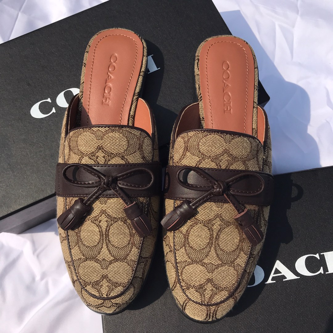 NO:390041,COACH/Coach tassel slippers, lazy shoes are easy to put on and take off, comfortable and versatile on the feet, original horse-bit buckle hardware buckle, imported mixed-bred sheepskin, inner foot pad water dyed sheepskin, Caster's outsole wear-resistant and non-slip, 4 colors, code: 35.36.37.38.39.40 standard code, original box packaging., semi-torch, coach, coach, slippers, sheepskin19860909COACH/蔻驰流苏拖鞋,懒人鞋穿脱方便,上脚舒适百搭,原厂马衔扣五金扣,面进口混种羊皮,内里垫脚水染羊皮,卡斯特大底耐磨防滑,4色,码数:35.36.37.38.39.40标准码,原盒包装.,半拖,coach,coach,slippers,sheepskin,Women's Shoes