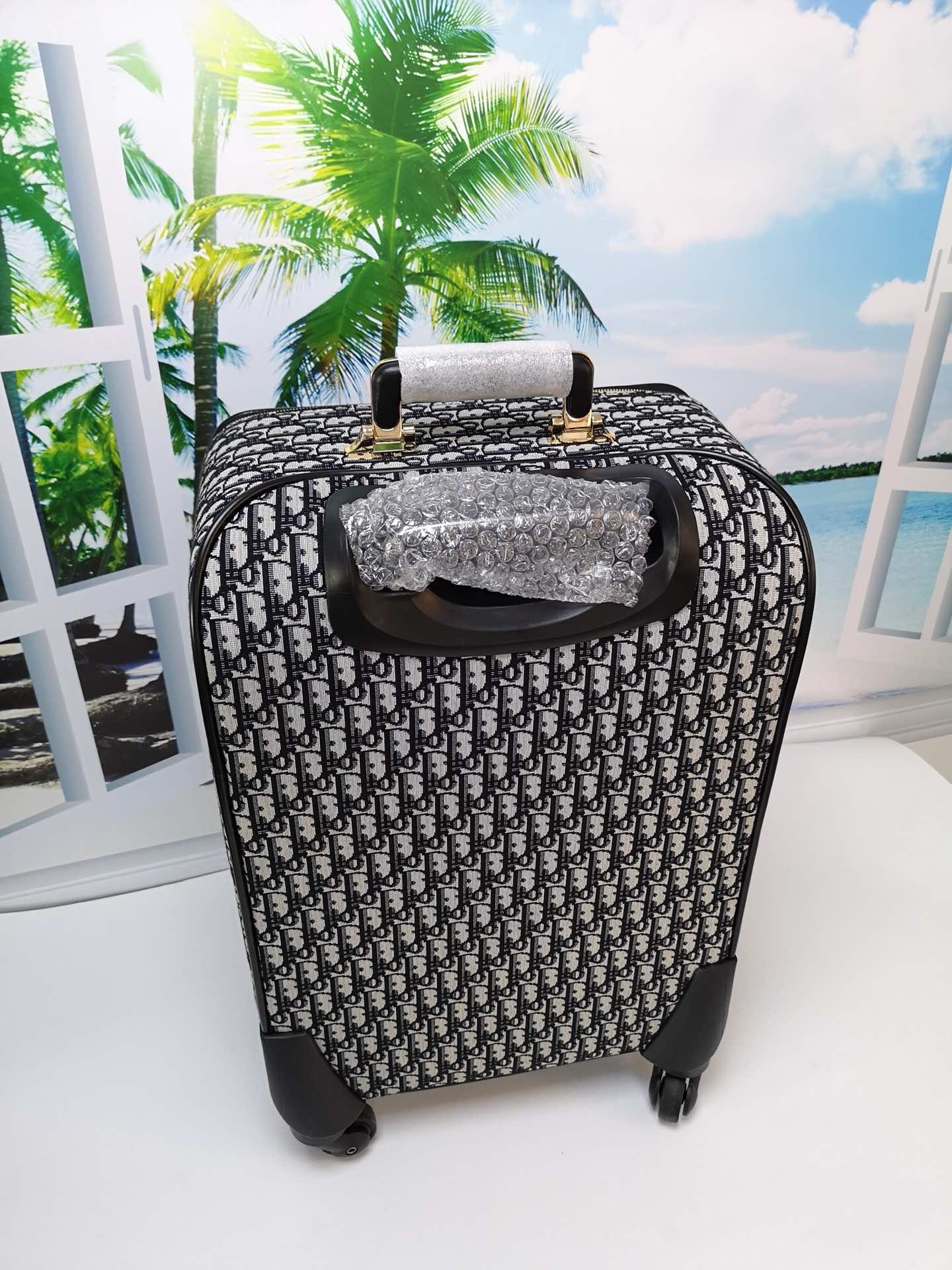 Dior’s 2019 Pre-Fall Saddle Travel Bag by Kim Jones: Luxurious & Stylish - 图片 5