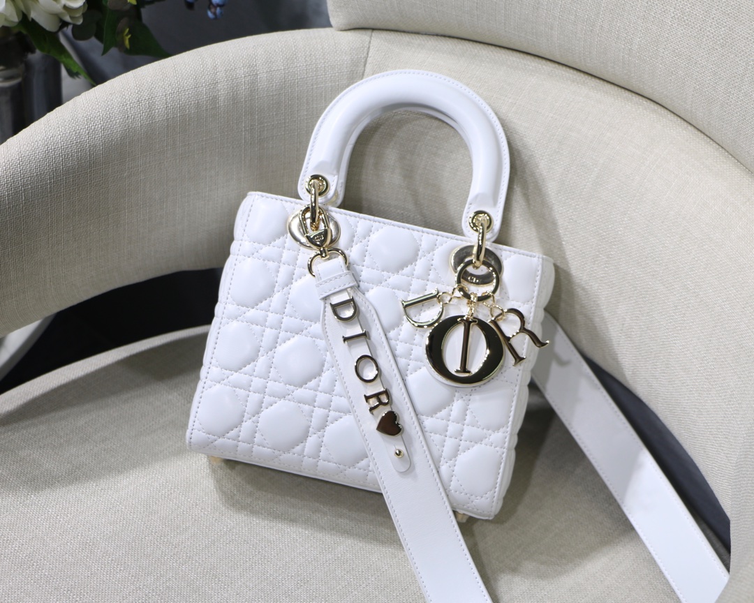 Sac Lady Dior ABC White avec bandoulière large, porté main et épaule